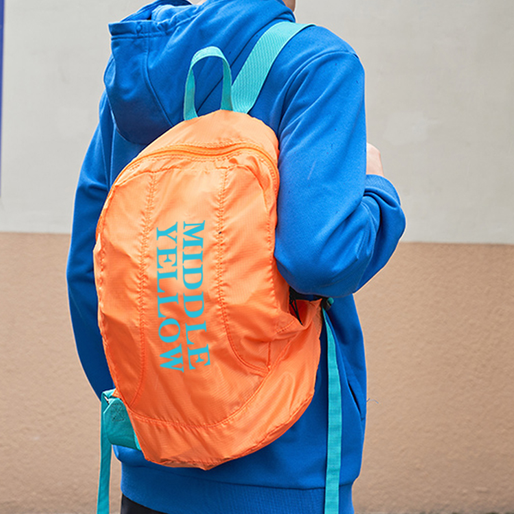 The most suitable bag for the summer should have the characteristics of light, bright colors and fashion.